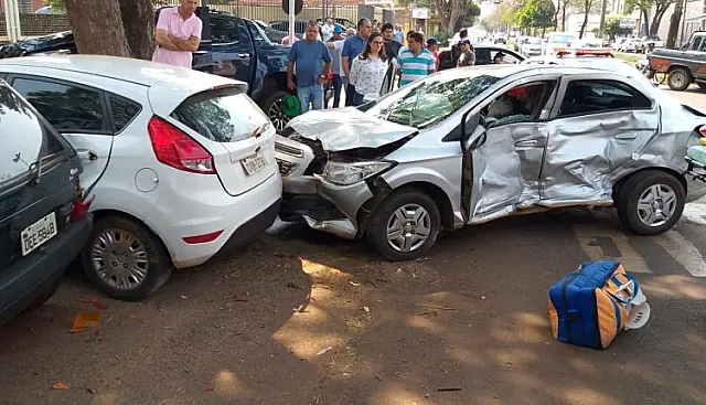 Mulher fica presa nas ferragens em colisão entre quatro veículos