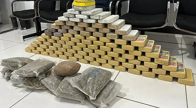 PRF apreende 110 kg de cocaína em Miranda escondida em sacos de cimento