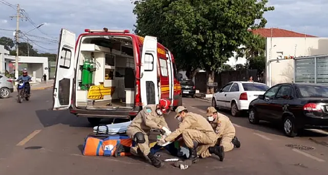 Dois ficam feridos em colisão entre motos na rua América em Corumbá