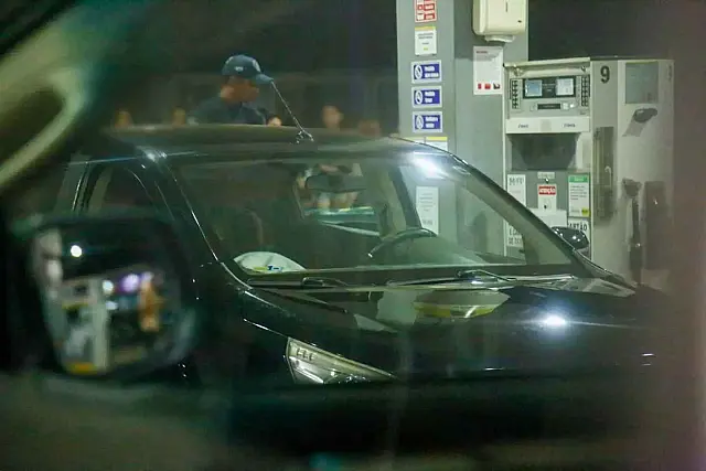 Homem é assassinado a tiros na frente da família em posto de gasolina