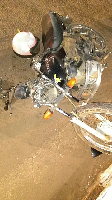Embriagado se fere em queda de moto na frente da Praça dos Estudantes