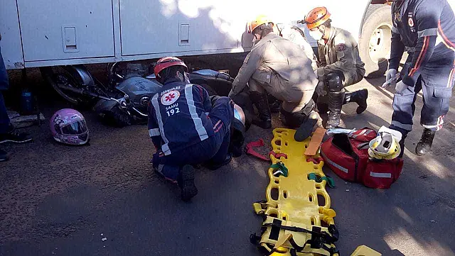 A caminho do trabalho, mulher acaba ferida em acidente entre moto e ônibus em Aquidauana