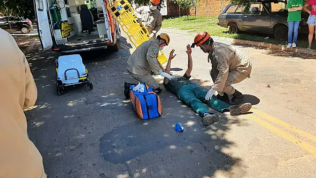 Motorista invade preferencial e colide em motoqueiro