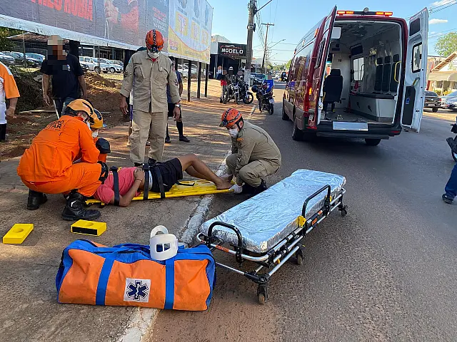 Acidente entre carro e moto deixa motociclista ferido em Aquidauana