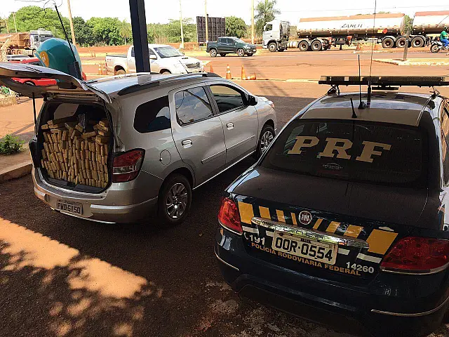 Polícia apreende carga de maconha e armamentos em carro roubado