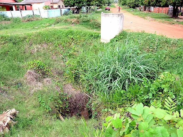 Drenagem aberta há dois anos oferece risco para moradores da Vila maior