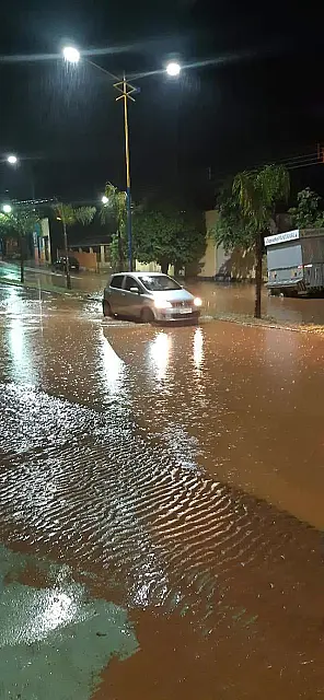 Chuva causa alagamentos, faz nível do rio Aquidauana subir e deixa autoridades em alerta