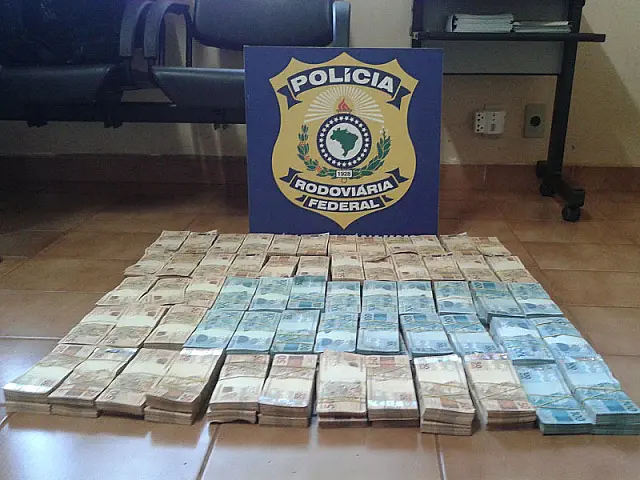 Casal é detido com quase R$ 800 mil sem comprovação de origem