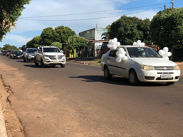 Despedida: Alunos e ex-alunos realizam buzinaço em homenagem a seu Milton