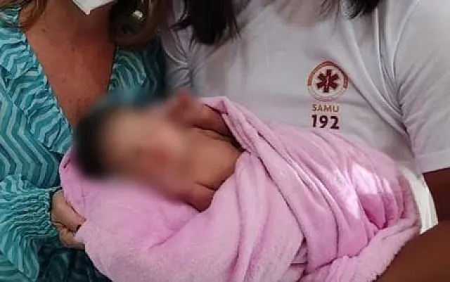Bebê recém-nascido é abandonado em frente a CRAS
