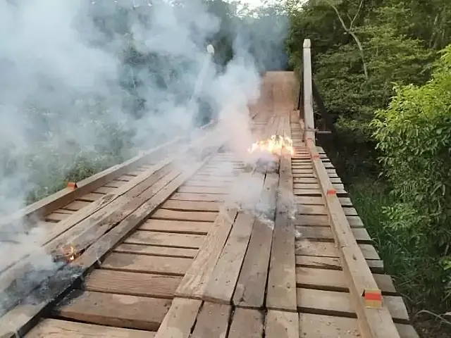 Vândalos ateiam fogo em ponte de acesso aos atrativos no Águas do Miranda