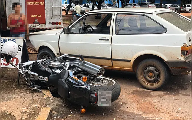 Acidente entre Gol e Harley Davidson deixa uma pessoa ferida