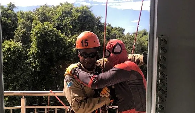 Vestidos de heróis, bombeiros visitam crianças em hospitais