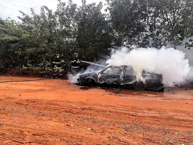 Incêndio destrói automóvel na Rua Índio Neco, perto do cemitério de Anastácio