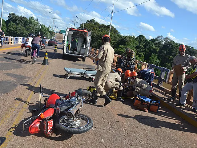 Acidente entre moto e Kombi deixa dois feridos na Ponte Nova