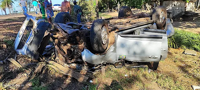 Caminhonete é destruída em acidente com possível morte na BR-262