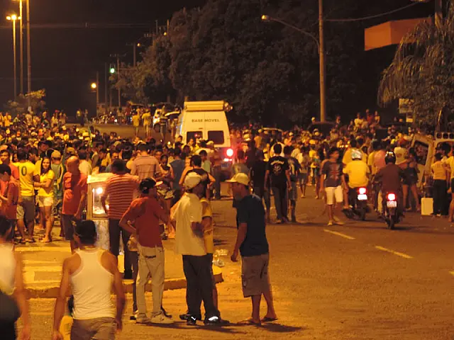 Avenida Pantaneta lota após vitória da Seleção Brasileira