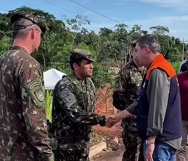 Governador acompanha entrega da ponte provisória em Rio Negro