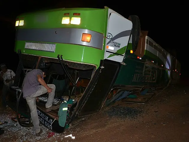 Ônibus capota em rodovia de MS e deixa trabalhadores rurais feridos