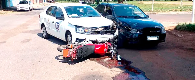 Acidente entre dois carros e uma moto leva uma pessoa para o PS de Aquidauana