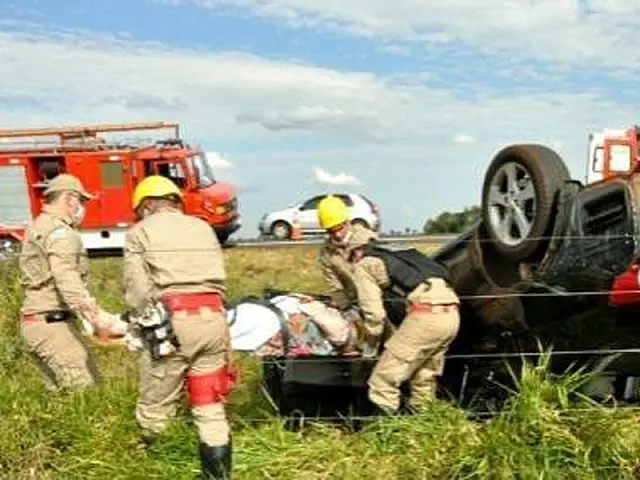 Mulher dorme ao volante e capota veículo na MS-276