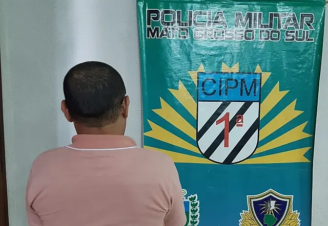 Homem é preso por agredir e trancar mulher em quarto