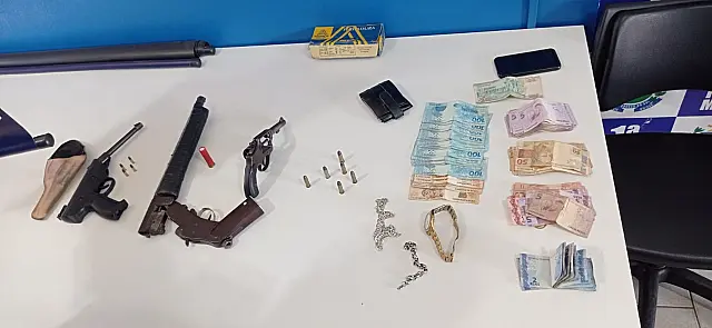 Homem persegue ex-mulher, bate carro e atira em casal com criança