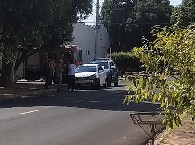 Acidente entre carro e moto deixa dois feridos