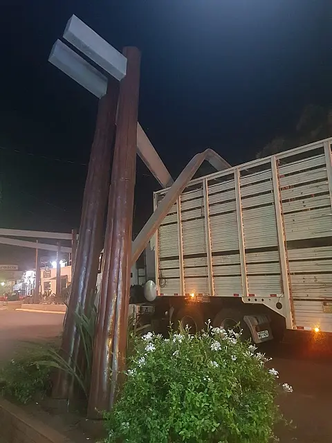 Caminhão derruba pórtico em Bonito e Prefeitura vai cobrar prejuízo
