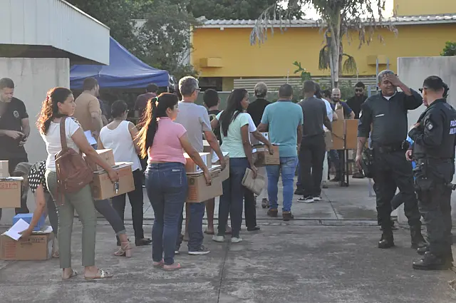 Mesários entregam urnas para apuração de votos em Aquidauana