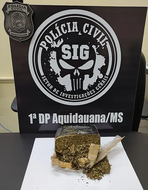 Polícia Civil prende dupla flagrada com droga em moto no Serraria