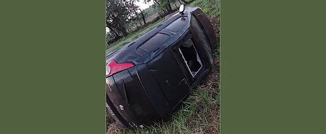 Carro capota na MS-450, entre Palmeiras e Piraputanga