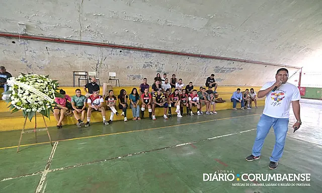 Alunos fazem homenagem ao professor 'paizão'