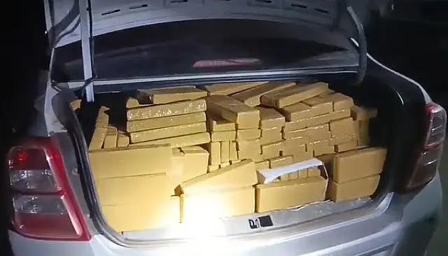 PRF apreende 428 quilos de maconha após perseguição na BR-262