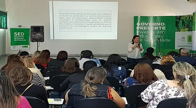 Palestra a professores e gestores da REE trata de questões relacionadas à saúde mental dos estudantes