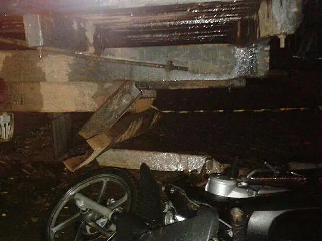 Jovem morre e amiga fica ferida após colisão de moto com caminhão estacionado