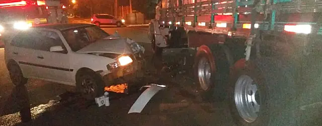 Motorista alcoolizado bate em caminhão na Avenida Manoel Murtinho em Anastácio