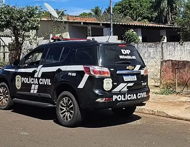 Homem foge após matar esposa com tiros e conhecido a facadas em Nioaque