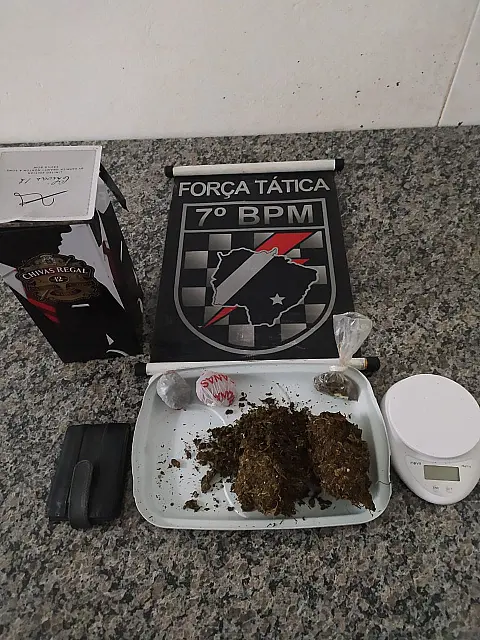 Três pessoas são presas pela PM por tráfico, que tinha sistema de "disque drogas"
