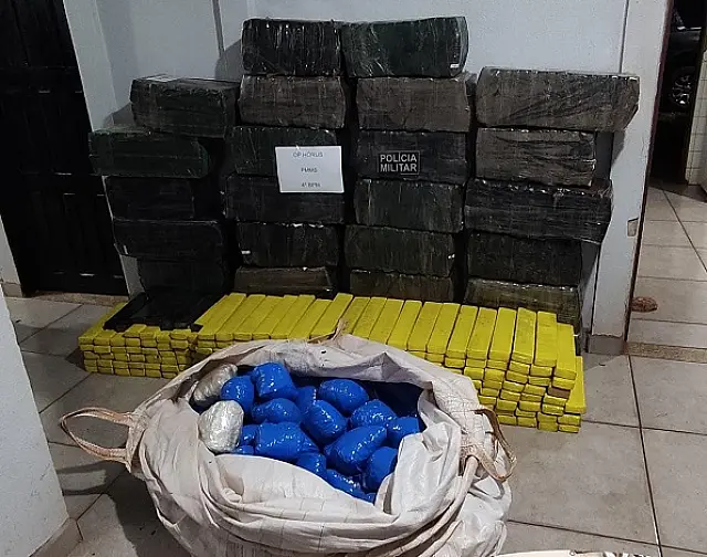 Carregada de droga, caminhonete é abandonada após capotagem