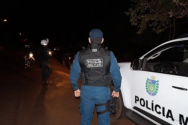 Homem agride namorada com cabeçada no nariz por causa de mensagem no celular