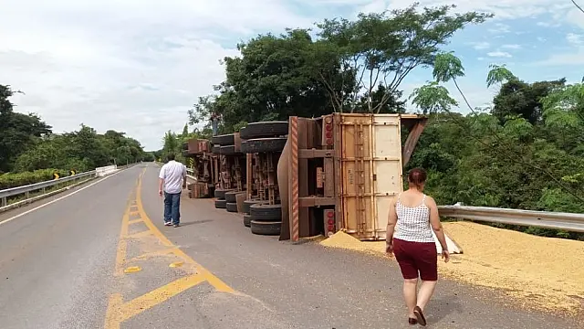Carreta tomba perto balneário de Bonito e derruba carga de soja