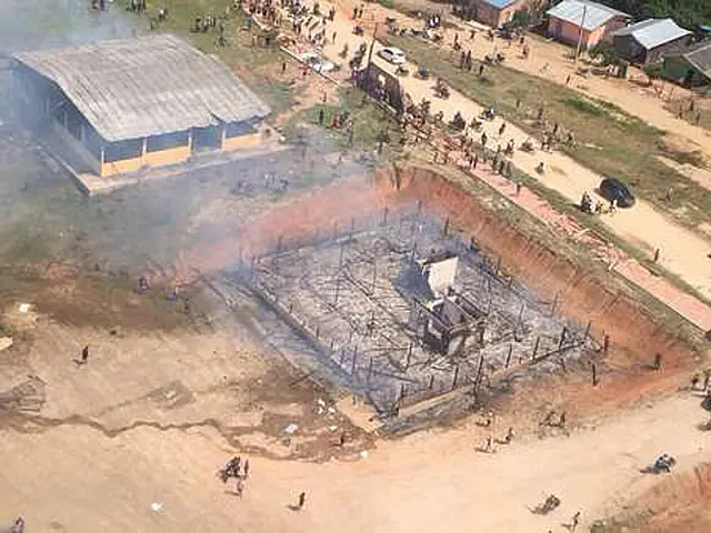 Revoltados, moradores incendeiam casas de prefeito
