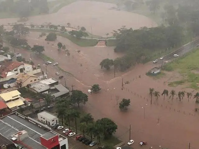 Em 3h de chuva, Córregos Prosa, Segredo e Sóter transbordam e carros ficam imersos na água