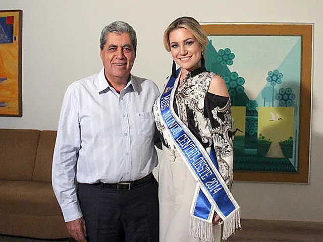 Governador recebe modelo de MS vencedora do Miss Brasil Continentes Unidos