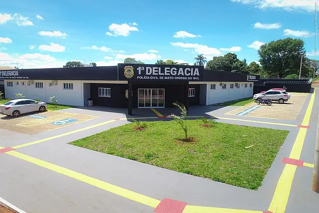 Mulher denuncia homem por agressão e danos