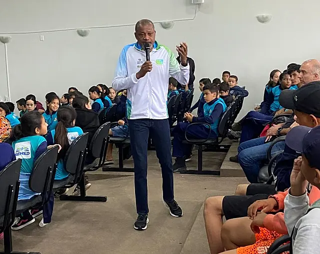 Palestra com Zequinha Barbosa marca nova etapa da escolinha de atletismo em Anastácio