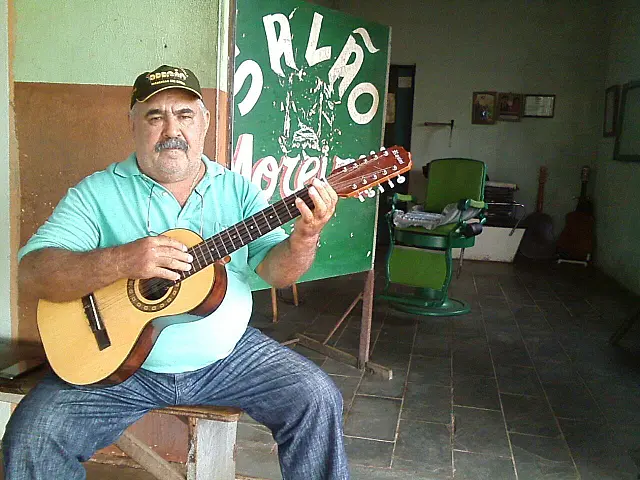 Moreira soma quase três décadas cortando cabelos no centro de Anastácio