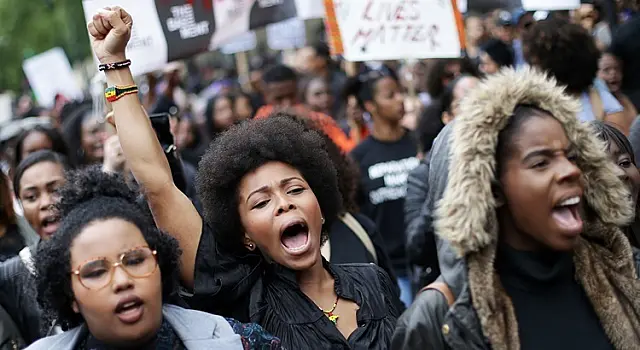 Risco de jovens negras serem mortas é duas vezes maior que o de brancas