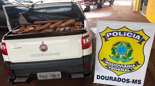 Traficante foge e abandona veículo carregado com 951 kg de maconha